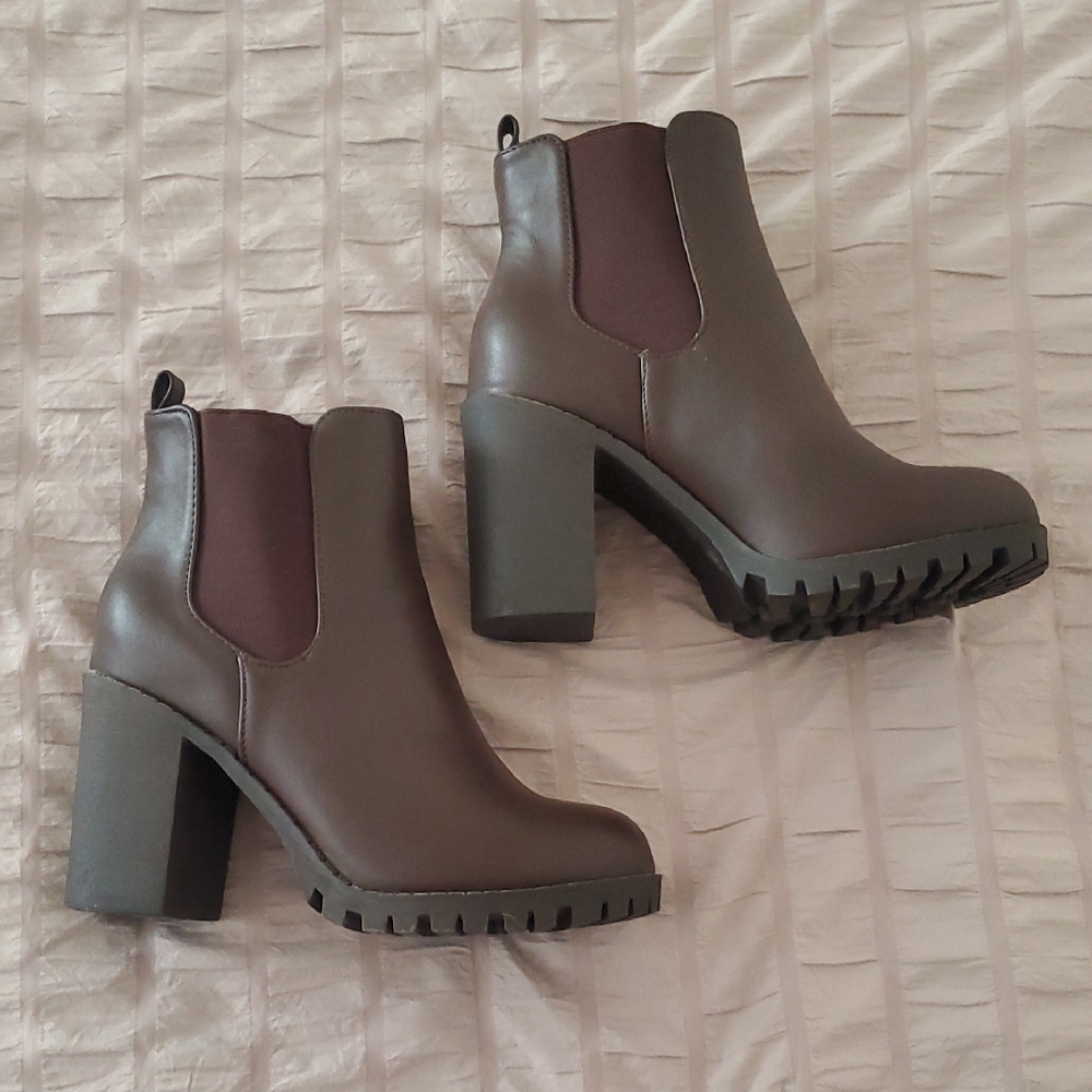 TOP MODA Brown Chunky Heel Bootie Women's Size 7 NWOT